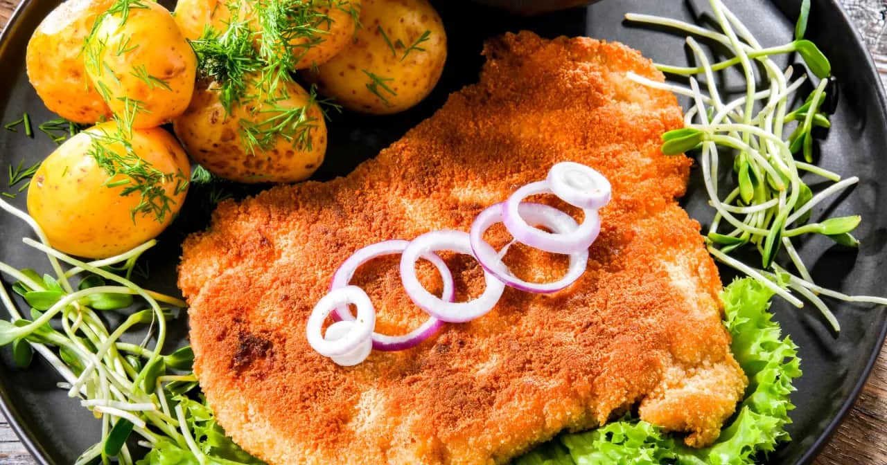 Ile kalorii ma schabowy z ziemniakami i surówką? Sprawdź teraz!