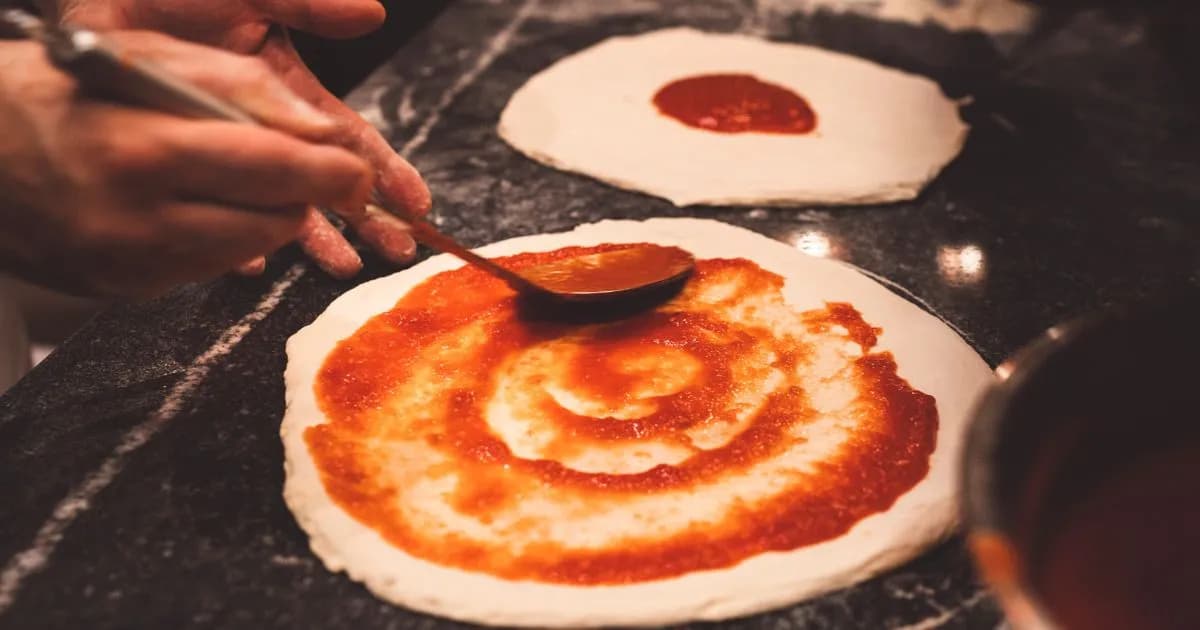 Jak przygotować sos do pizzy jak z pizzerii - proste przepisy i porady