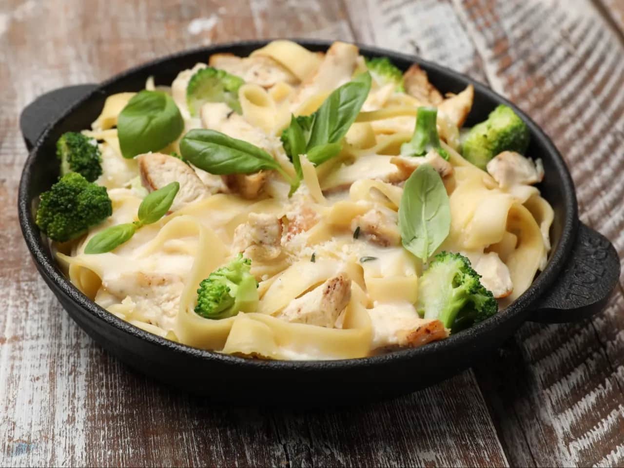 Jaki sos do makaronu z kurczakiem? Odkryj pyszne przepisy i inspiracje