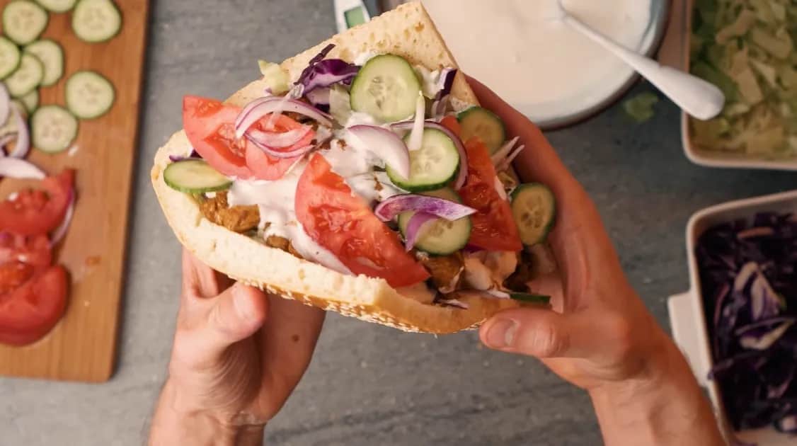 Ile kalorii ma kebab w bułce? Zaskakujące różnice w kaloryczności