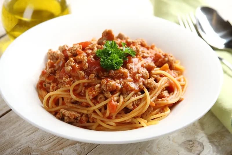 Jak zrobić spaghetti z gotowym sosem w 15 minut bez stresu