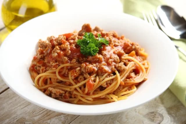 Jak zrobić spaghetti z gotowym sosem w 15 minut bez stresu