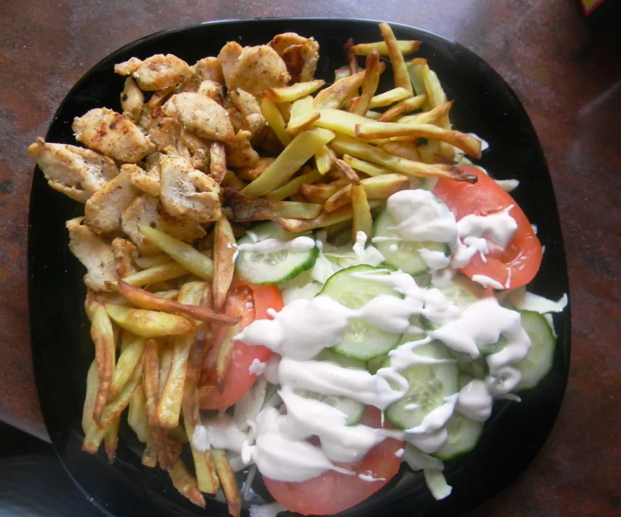 Ile kalorii ma kebab z frytkami? Zaskakujące różnice w kaloryczności