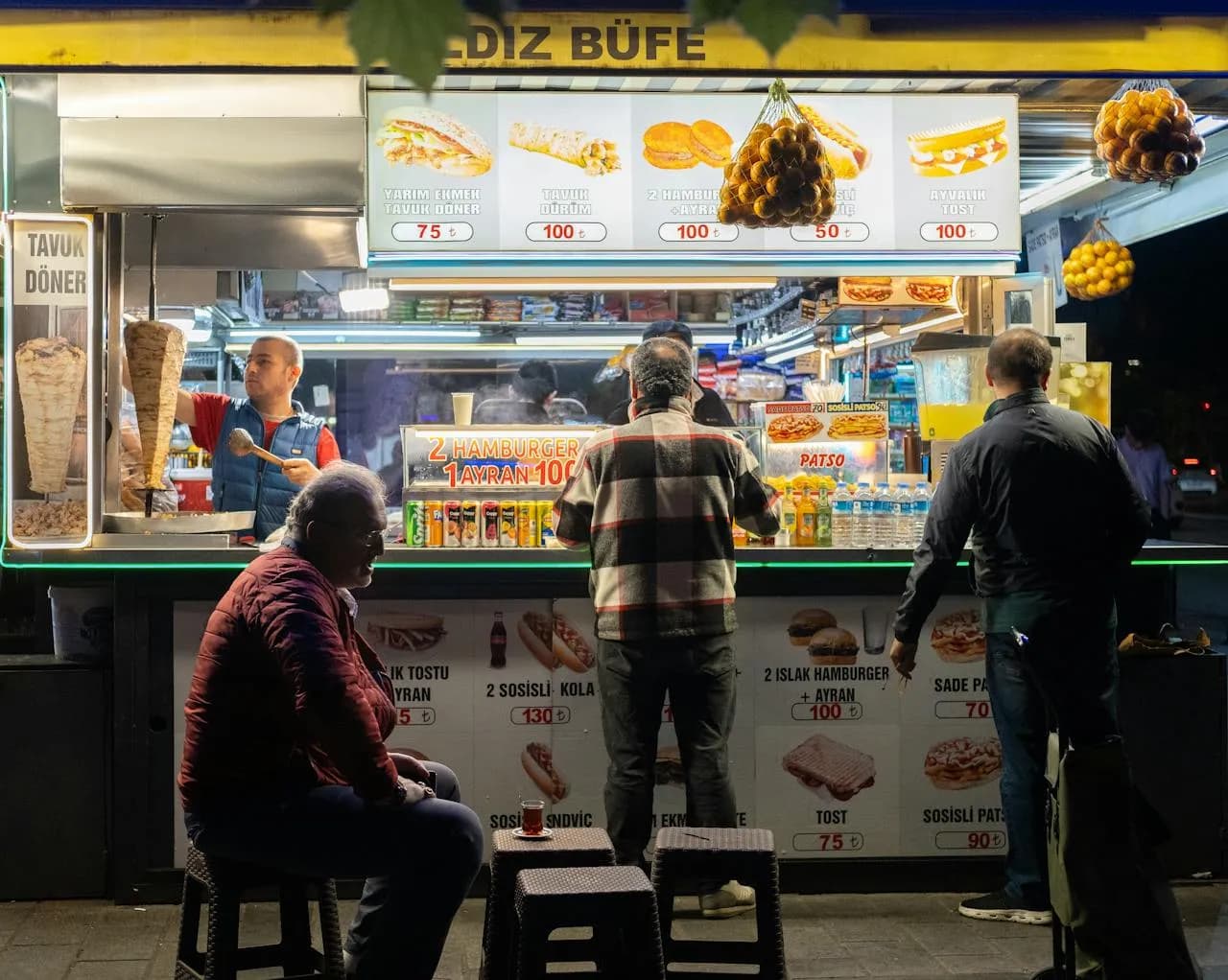 Ile zarabia się w kebabie? Sprawdź, co wpływa na zarobki