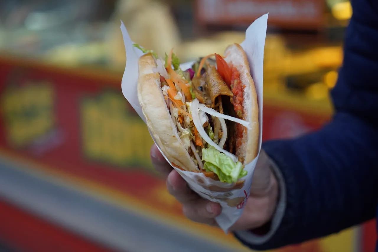 Co to jest kebab? Poznaj jego rodzaje i ciekawostki o potrawie